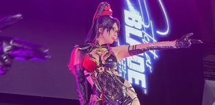 На TGS 2026 был представлен новый наряд для Евы в Stellar Blade, вдохновленный Bayonetta