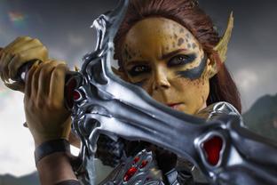 Косплеер воплотила образ Лаэзель из Baldur's Gate 3 — суровой воительницы с двуручным мечом