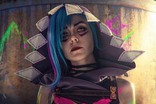 Cosplayer Appears as Jinx from "Arcane" Series: The Mad and Lonely Child of the Undercity