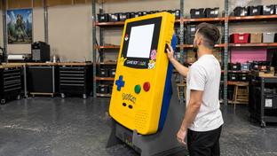 Инженер собрал огромную версию консоли Game Boy Color Special Edition с гигантским картриджем Pokemon Yellow