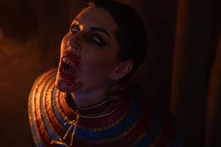 (18+) Cosplayer Embodies Lacra from The Blood of Dawnwalker - a Vengeful Vampire