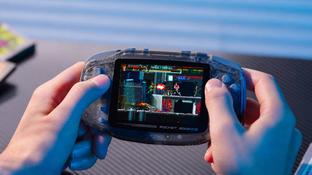 На портативной консоли KONKR Pocket Advance в расцветке «ониксовый лёд» сыграли в HUNTDOWN
