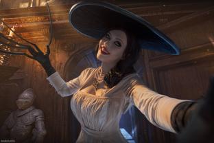 Модель показала косплей Леди Димитреску — жестокой аристократки из Resident Evil Village