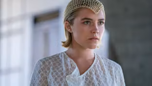 The Emperor's Wife Emerges from the Shadows - A New Shot of Florence Pugh in the Third "Dune" Revealed