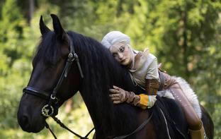 Конная прогулка в лесной чаще: косплеерша воплотила образ Цири из The Witcher 3: Wild Hunt