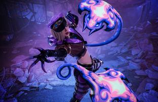 «Время поохотиться!»: фанатка показала косплей Эвелинн из League of Legends в скине «Боевая душа»