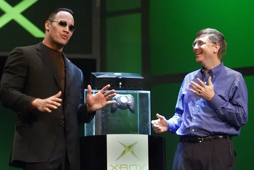 Дуэйн «Скала» Джонсон и Билл Гейтс презентуют консоль Xbox